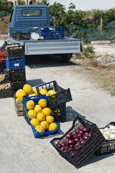 Pequeño camión de apo italiano. Mercado de verduras callejero. Granjero me vende — Foto de Stock