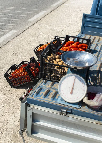 Pequeno camião italiano apo com tomates. Tomates de venda de agricultores em t — Fotografia de Stock