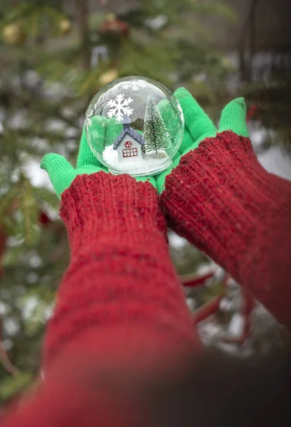 Boule de Noël en cristal avec maison et neige à l'intérieur . — Photo