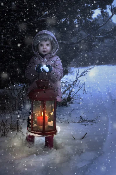 Рождественская лампа со стеклом и свечой внутри в ночи, чтобы тосковать — стоковое фото
