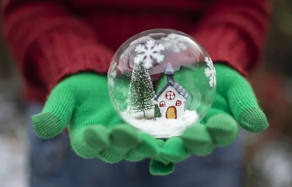 Bola de Natal de cristal com casa e neve dentro . — Fotografia de Stock