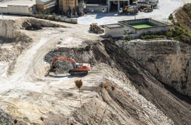 Madencilik kariyeri ve taş kırma makinesi.