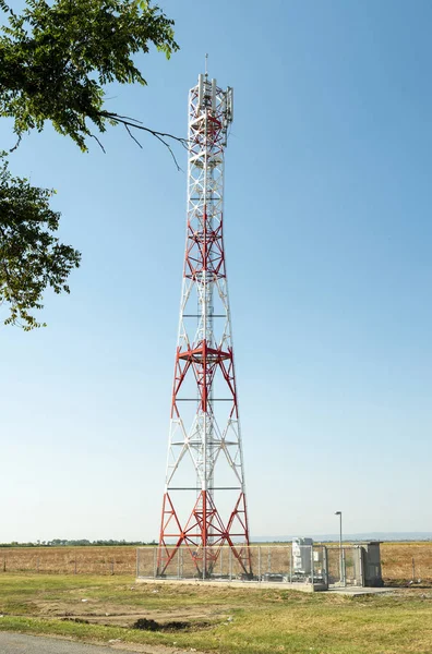 Antena 5G para distribuição de internet de alta velocidade. Repetidores 5G ou — Fotografia de Stock