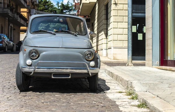 Vintage small car on traditional italian paved street. — Stock Photo, Image