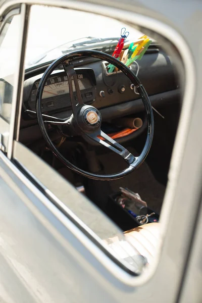 Steering wheel on vintage car. Opened window on old vintage car. — Stock Photo, Image