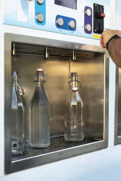Mineralwasserautomat auf der Straße. Trinkwasser bezahlen und beladen — Stockfoto