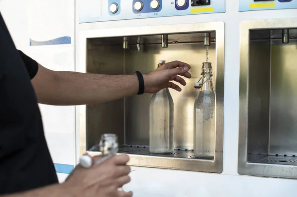 Máquina de agua mineral en la calle. Pagar y cargar agua potable —  Fotos de Stock