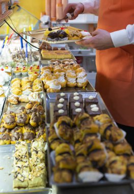 İtalyan pastanesi. Pasta dükkanında gösteri. 