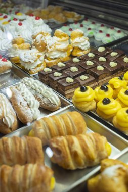 İtalyan pastanesi. Pasta dükkanında gösteri. 