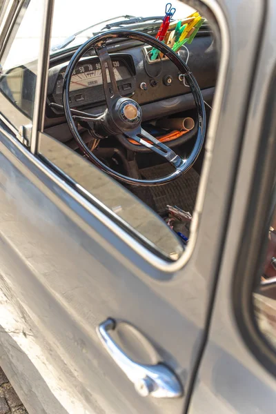 Steering wheel on vintage car. Opened window on old vintage car. — Stock Photo, Image