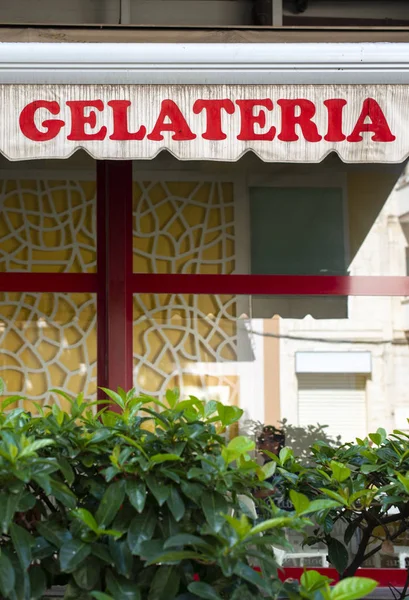 Text gelateria på solblind. Italiensk glass. Fasad på isbrynet — Stockfoto