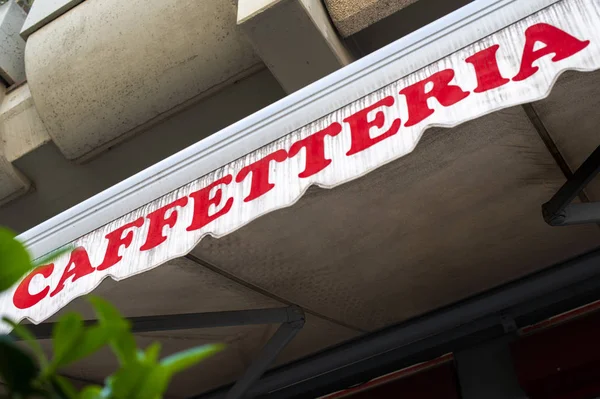 Text caffetteria på solblinda. Italienskt kafé. Fasad på cof — Stockfoto