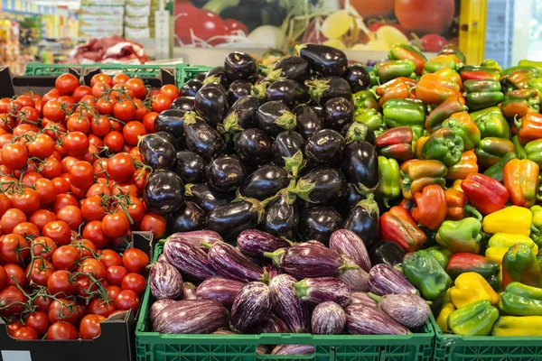 Arrangierte Auberginen, Paprika und Tomaten. — Stockfoto