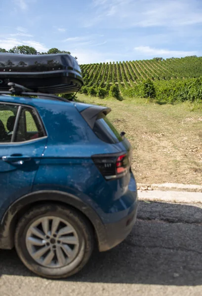 Toeristische auto in wijngaarden. Plattelandstoerisme concept met auto en win — Stockfoto