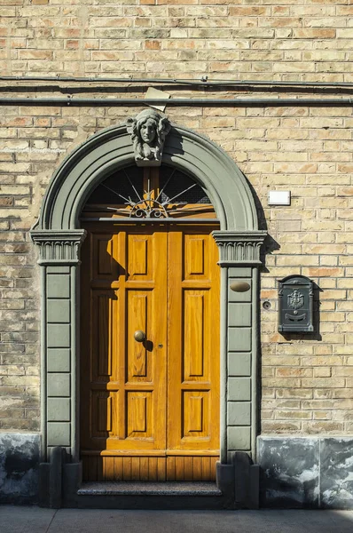 Tipik İtalyan ahşap kapısı. Yuvarlak kapı kemeri. — Stok fotoğraf