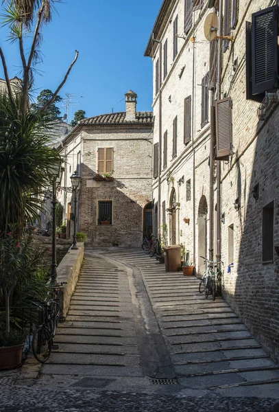Старые здания на маленькой итальянской улице. Узкая улица Италии . — стоковое фото