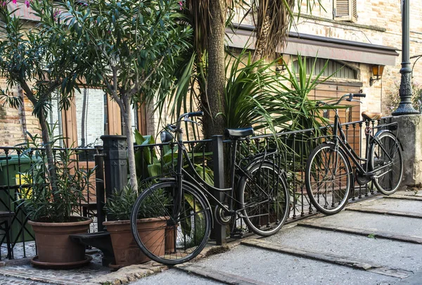 Fahrräder auf typisch italienischer Straße. Fahrräder in verschiedenen Farben auf — Stockfoto