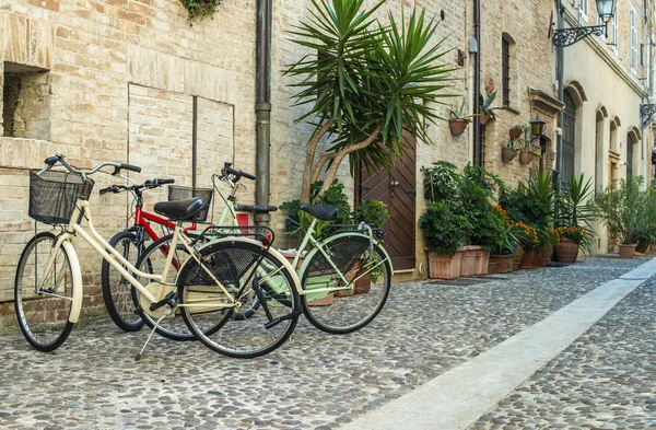 自行车在典型的意大利街上。 各种颜色的自行车 — 图库照片