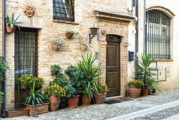 Oude gebouwen op kleine Italiaanse straat. Smalle straat in Italië. — Stockfoto