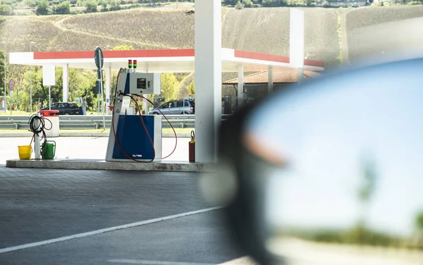 Benzinestation. Brandstofauto met tankauto met benzinedruk — Stockfoto