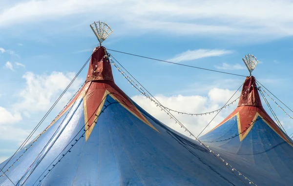 Dôme bleu du cirque et ciel bleu . Photos De Stock Libres De Droits