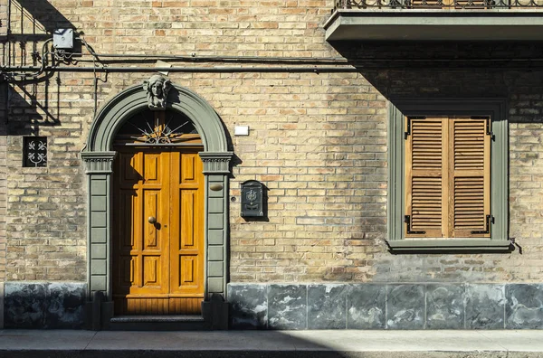 Antigua puerta típica italiana de madera. Arco de puerta redonda . Imagen de archivo
