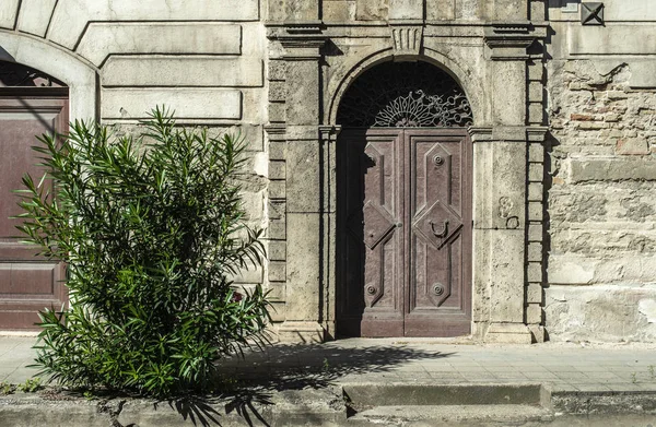 Antigua puerta típica italiana de madera. Arco de puerta redonda . Fotos de stock