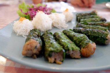 ızgara domuz Leafus yaprakları ve Vermicelli