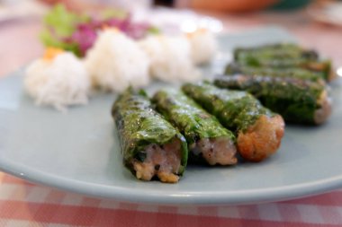 ızgara domuz Leafus yaprakları ve Vermicelli