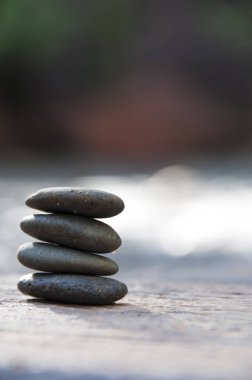 taşlar dengesi, kayalar yığını ve bulanık arka plan