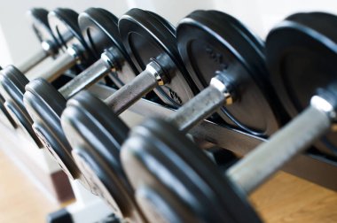 Arka planda bir spor salonunda egzersiz makineleri, yakın