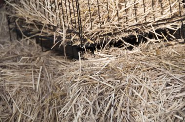 kuru saman otu ve demir kafeskısmi görünümü 