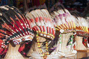 arka planda yerli amerikan kızılderili baş başlıkları, yakın