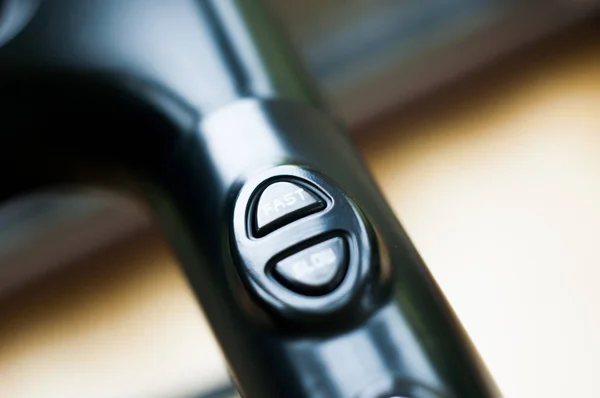 Arka planda bir spor salonunda egzersiz makineleri, yakın