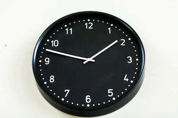 Reloj Negro Colgando Pared Lisa Blanca —  Fotos de Stock