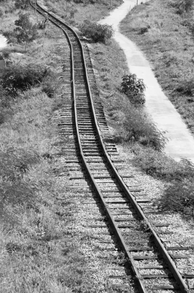 kırsal demiryolu, siyah ve beyaz dikey görüntü 