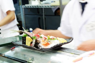 Asya Şef ve taze ton balığı pişirmek için, biftek, suşi ve sashimi gibi Japon gıda. Mutfak ve restoran konseptinde et yemekleri hazırlama için hammadde 