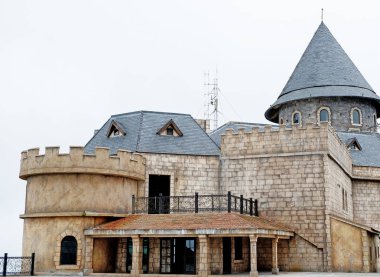 Veranda lüks tasarım Resmi, çağdaş klasik bina otel veya kale, dağlar dekoratif bahçe üzerinde güzel teras çardak 