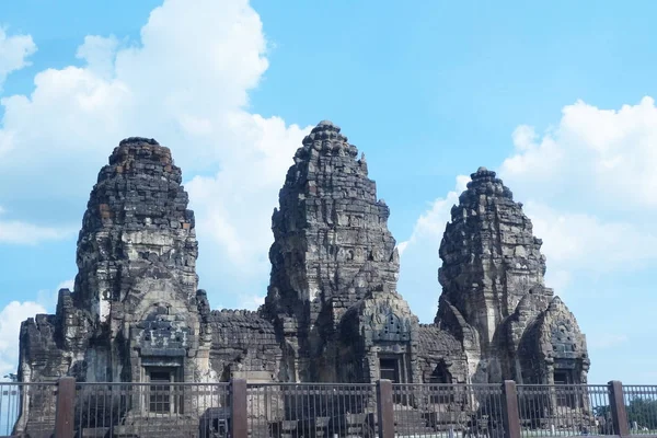 Phra Prang Sam Yod tapınağı. Lopburi, Tayland'da eski bir Khmer mimarisi 