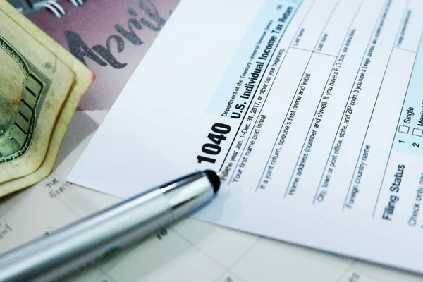 税务季节 1040美国个人所得税申报表 办公室笔记本电脑背景的横向右视图 带有金属笔准备税收 — 图库照片