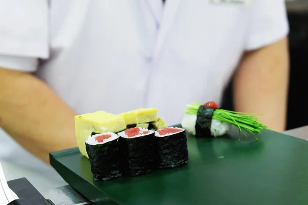 亚洲厨师和新鲜的金枪鱼烹饪 日本食品 如牛排 寿司和鱼片 厨房和餐厅概念中肉类食品制备的原料 — 图库照片