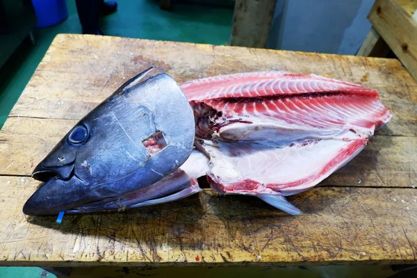 Japon tüccar sabah pazarında taze balık dilimleme