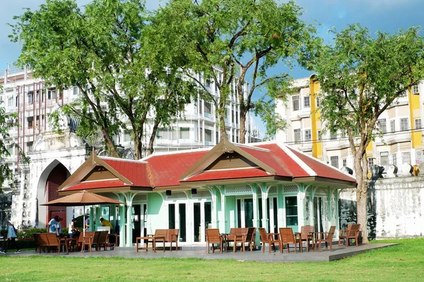 Tayland Lopburi Eyaleti, kafede binalar ve turistik insanlar ile sokak 