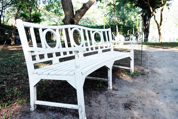 yazlık park ve beyaz bank, yan görünüm 