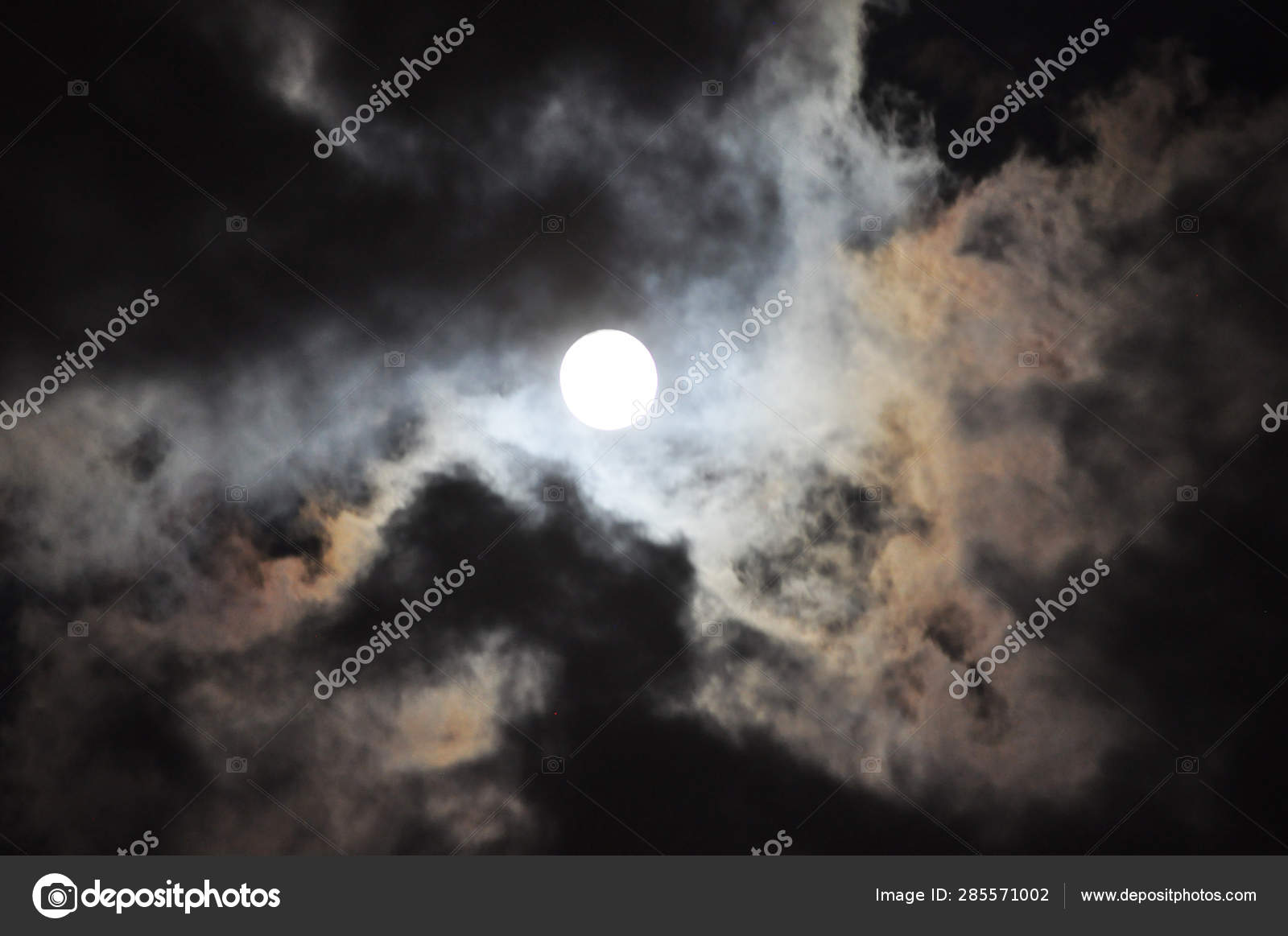 Super Full Moon Clouds Night Dramatic Cumulus Clouds Moonlight Stock Photo Image By C Annypenny13