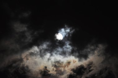 Geceleri bulutlar süper dolunay, ay ışığında dramatik Cumulus bulutlar
