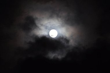 Geceleri bulutlar süper dolunay, ay ışığında dramatik Cumulus bulutlar
