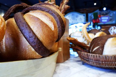 fırıncı dükkanında farklı pasta