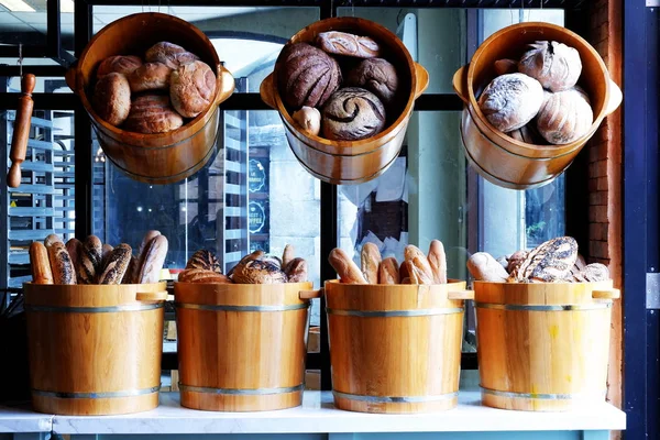 fırıncı dükkanında farklı pasta