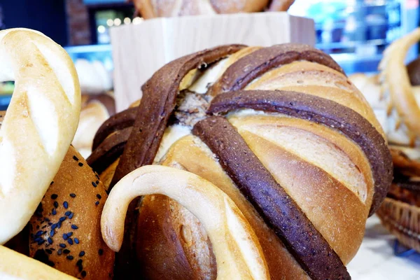 fırıncı dükkanında farklı pasta